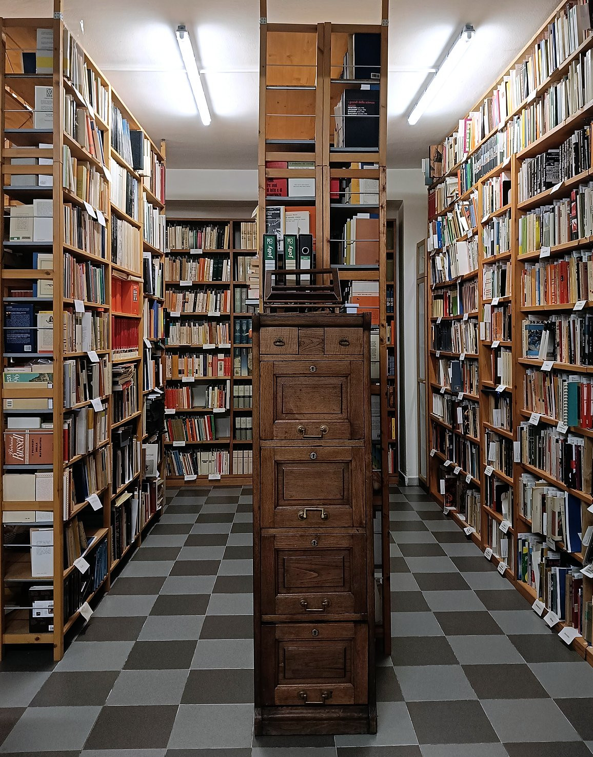 Biblioteca della Fondazione: corridoio tra gli scaffali con la cassettiera